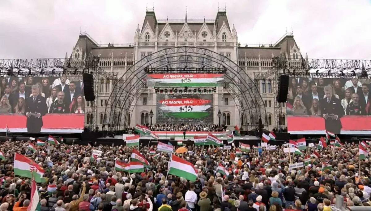 Сотни тысяч венгров с Орбаном вышли на марш в память о восстании против СССР, но с лозунгами против ЕС