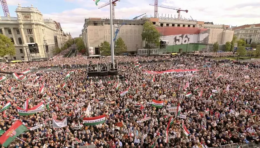 Сотни тысяч венгров с Орбаном вышли на марш в память о восстании против СССР, но с лозунгами против ЕС