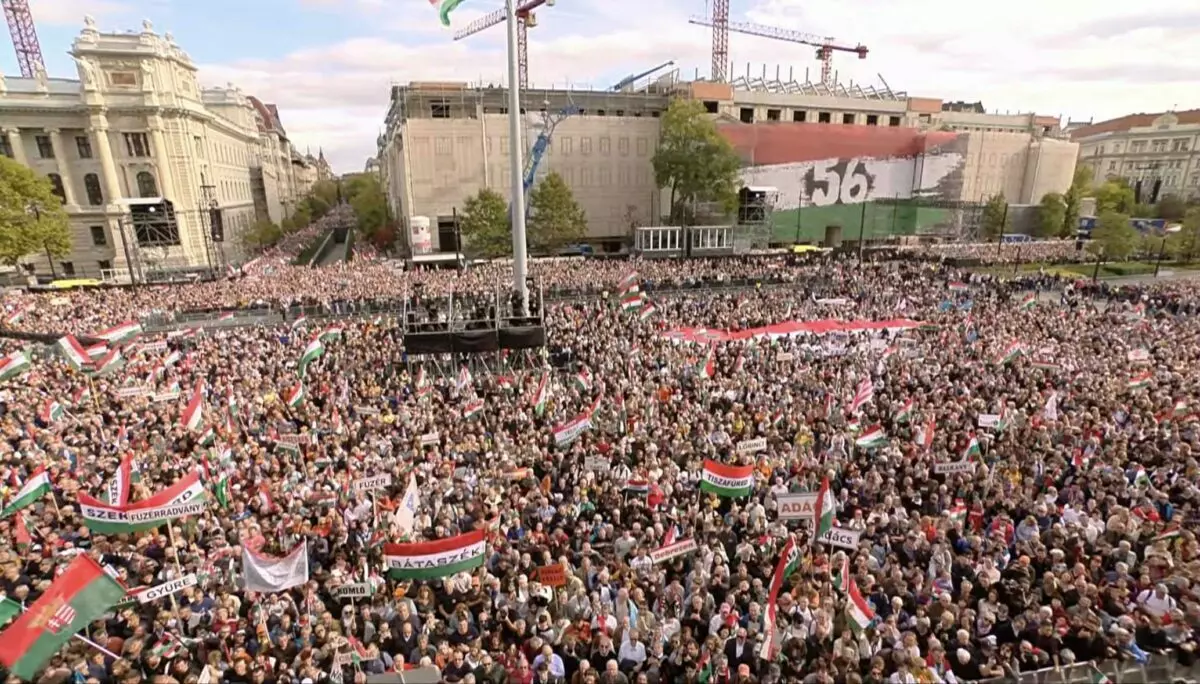 Сотни тысяч венгров с Орбаном вышли на марш в память о восстании против СССР, но с лозунгами против ЕС