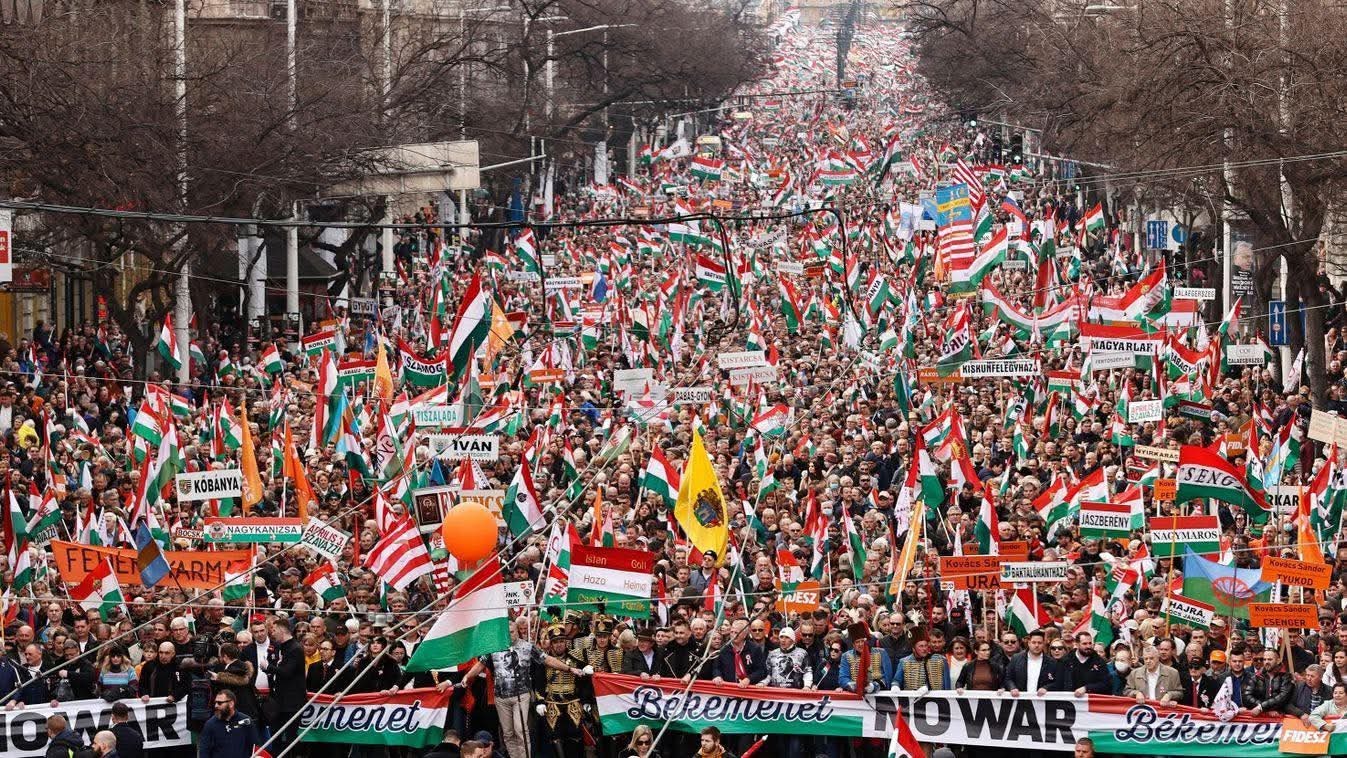 Сотни тысяч венгров с Орбаном вышли на марш в память о восстании против СССР, но с лозунгами против ЕС