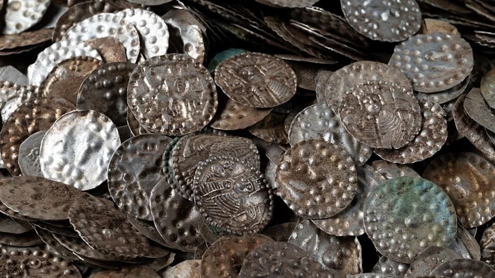 Рыбак случайно нашел у озера древний клад из 20 000 серебряных монет