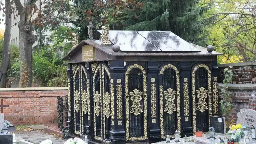 В Польше на кладбище установили телевизор. Для кого?