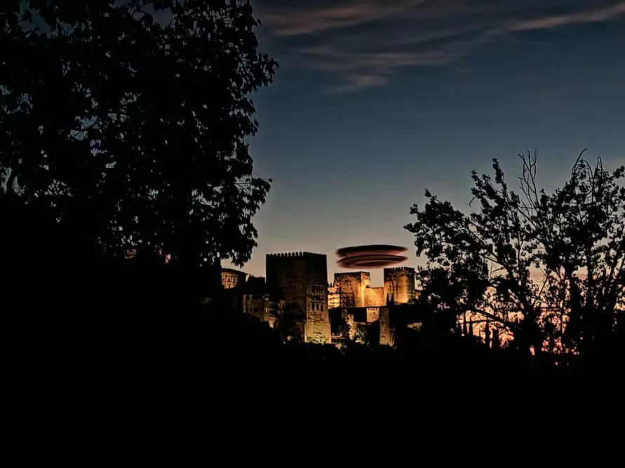 Испанцы наводнили соцсети фотографиями с «доказательствами вторжения НЛО». Что это было?