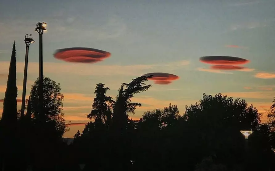 Испанцы наводнили соцсети фотографиями с «доказательствами вторжения НЛО». Что это было?