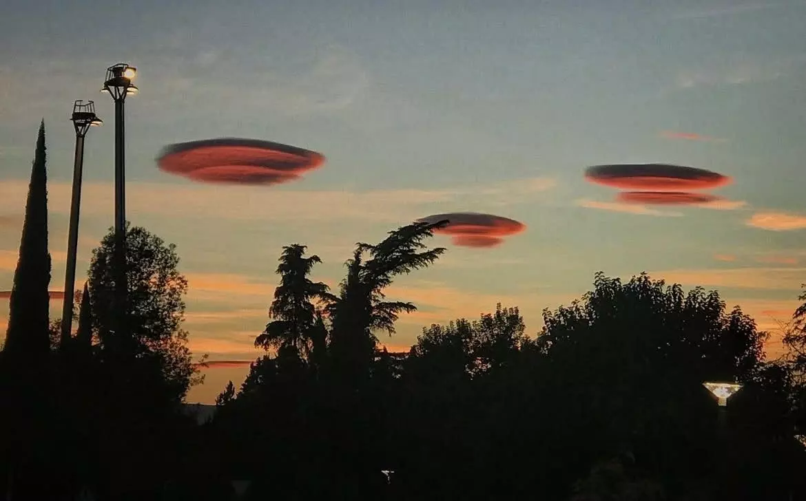 Испанцы наводнили соцсети фотографиями с «доказательствами вторжения НЛО». Что это было?