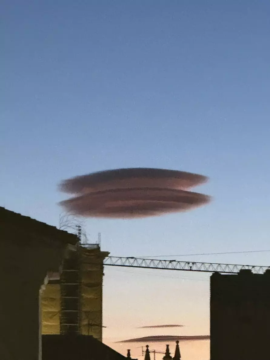 Испанцы наводнили соцсети фотографиями с «доказательствами вторжения НЛО». Что это было?