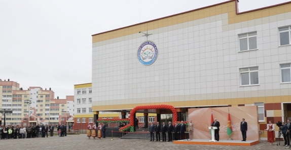 Белстат отчитался о росте зарплат учителей на 23% и сокращении количества школ