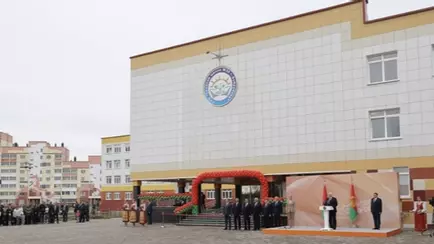 Белстат отчитался о росте зарплат учителей на 23% и сокращении количества школ