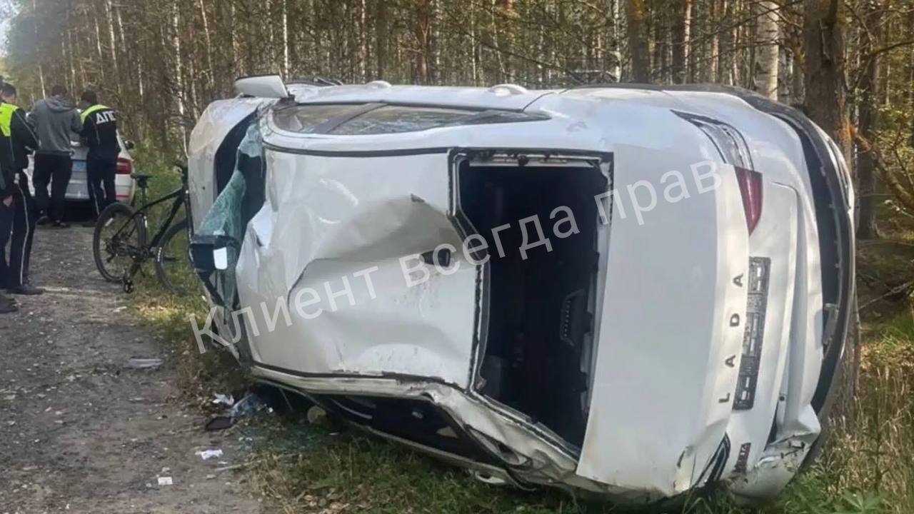 Первый подтвержденный случай? Lada Vesta трижды перевернулась "из-за заклинившего руля"