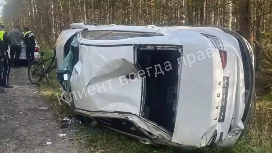 Первый подтвержденный случай? Lada Vesta трижды перевернулась "из-за заклинившего руля"