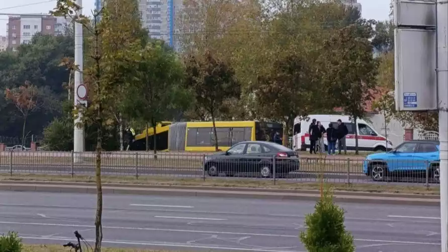 В Минске пассажирский автобус съехал в кювет