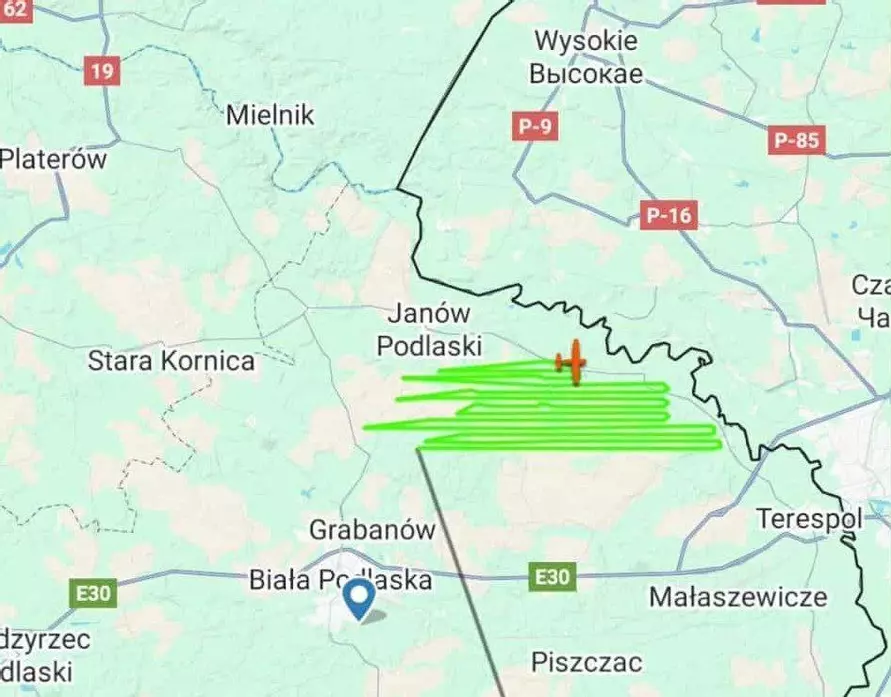 Польский самолёт разбросал у границы капсулы. Белорусов попросили не трогать