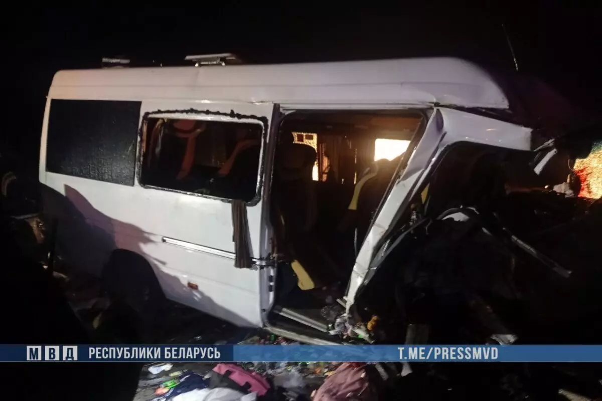 На Гомельщине погибли 6 пассажиров после столкновения маршрутки с трактором и легковушкой