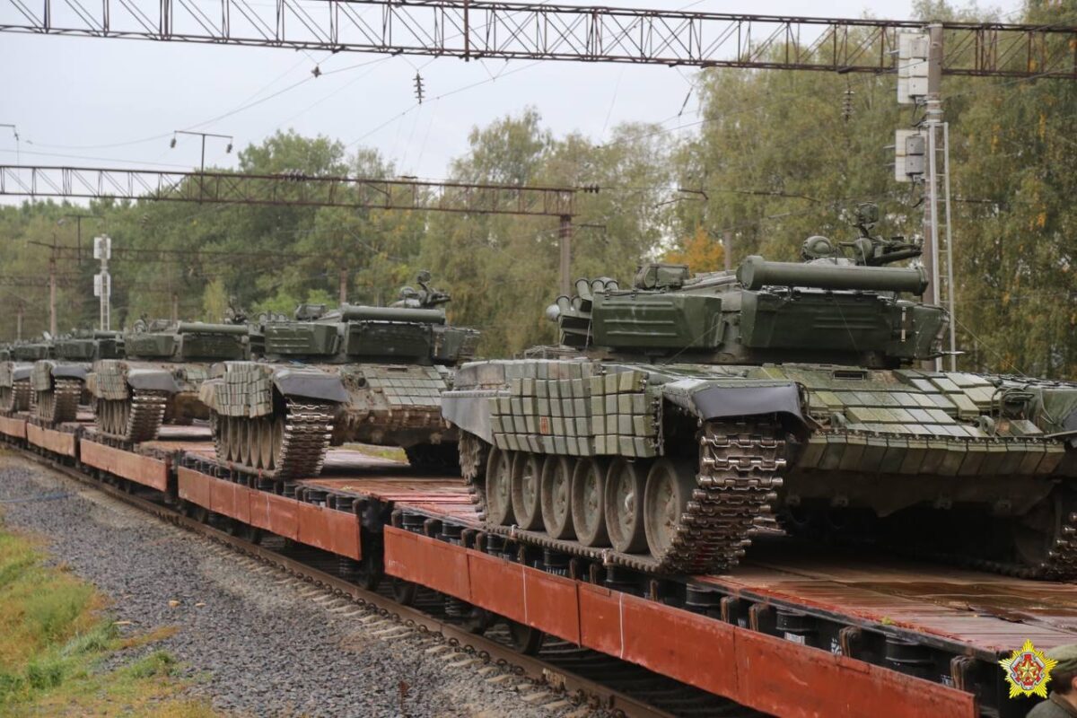 Лукашенко приказал привести войска Беларуси к высшей степени готовности