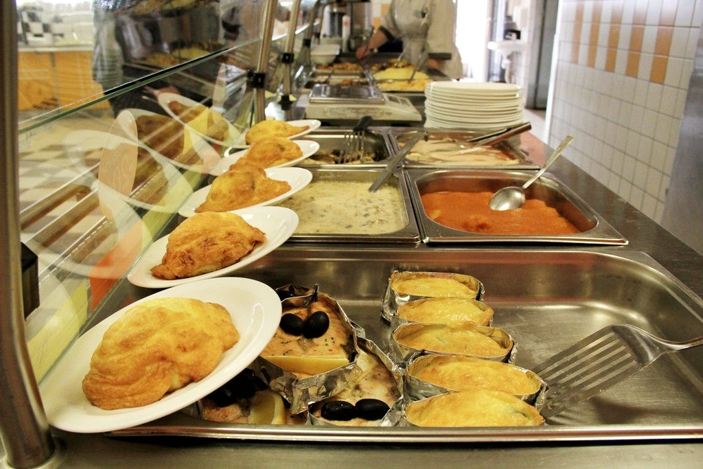 Белорусы пожаловались на отравления после посещения популярной сети кафе в Минске- "Почерневшие губы"