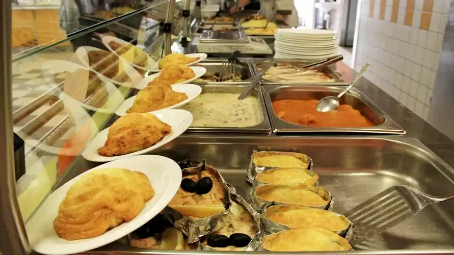 Белорусы пожаловались на отравления после посещения популярной сети кафе в Минске- "Почерневшие губы"