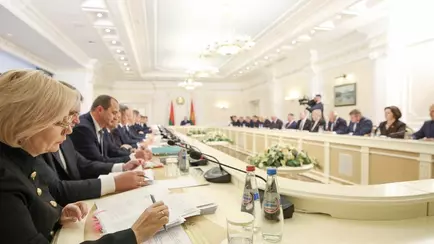 Лукашенко заявил чиновникам о «неоднозначной» ситуации в экономике — «Масло сливочное с тракторами продать не можете»