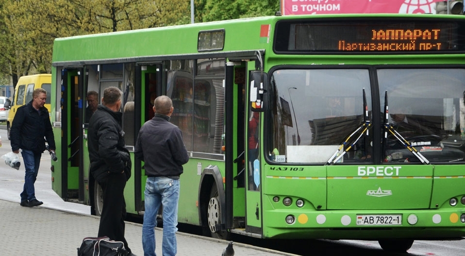 Милиция назвала белорусам нежелательные действия в троллейбусах и автобусах. За что штраф до 126 рублей?