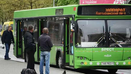 Милиция назвала белорусам нежелательные действия в троллейбусах и автобусах. За что штраф до 126 рублей?