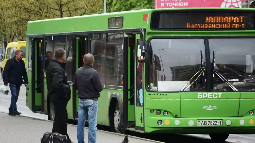 Милиция назвала белорусам нежелательные действия в троллейбусах и автобусах. За что штраф до 126 рублей?