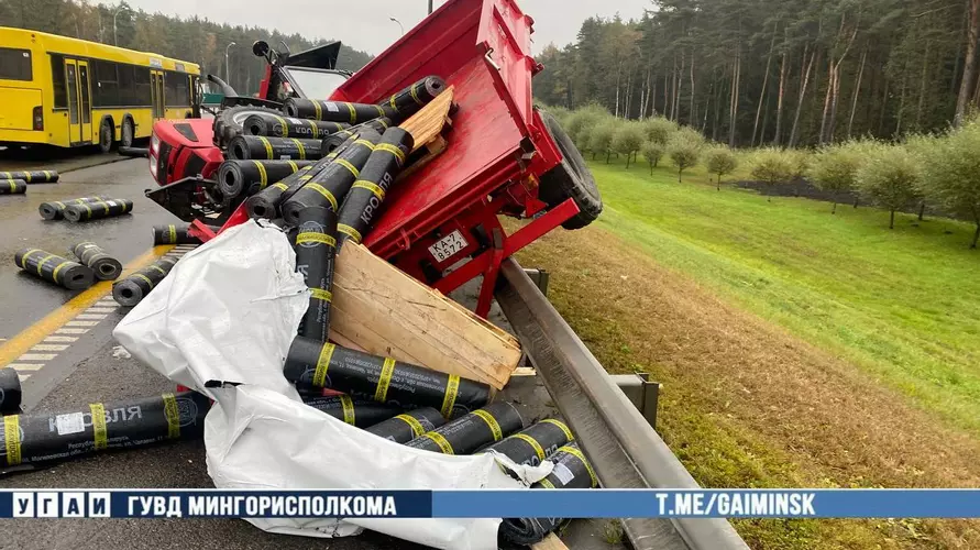 В Минске на МКАД пассажирский автобус перевернул трактор