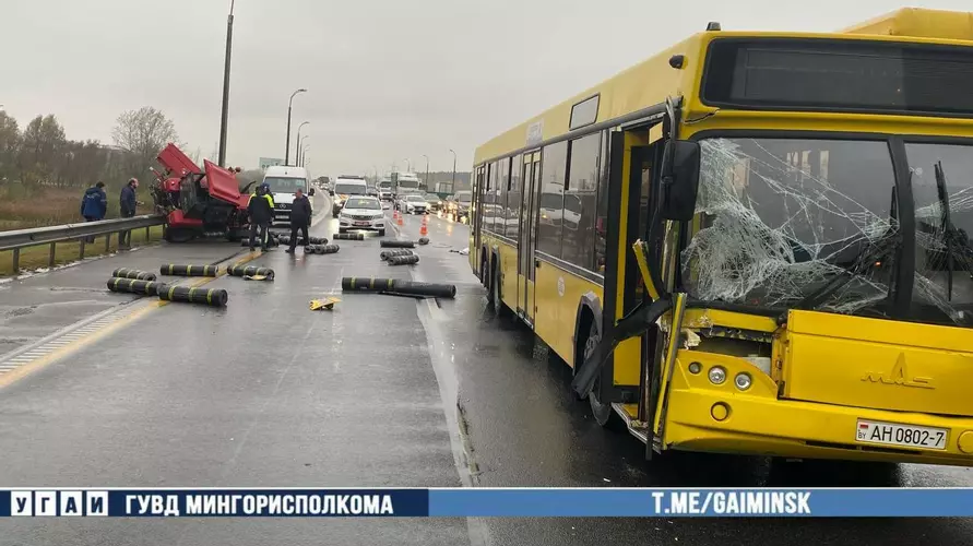 В Минске на МКАД пассажирский автобус перевернул трактор