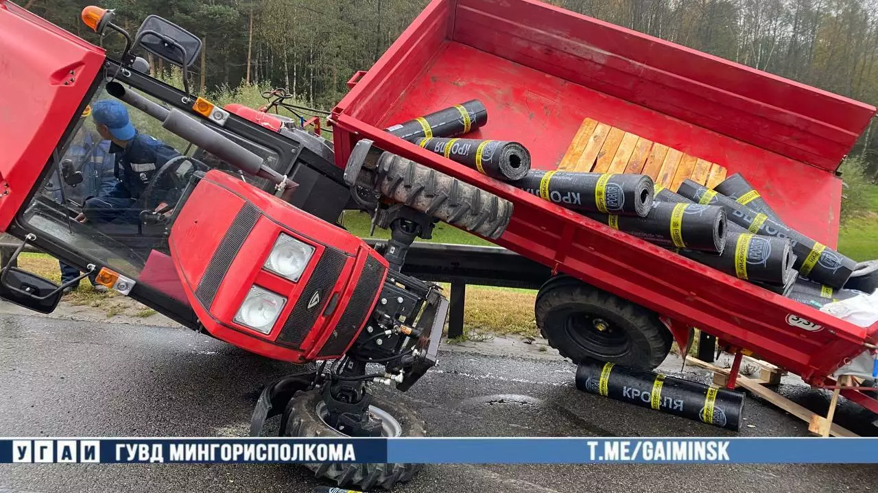 В Минске на МКАД пассажирский автобус перевернул трактор