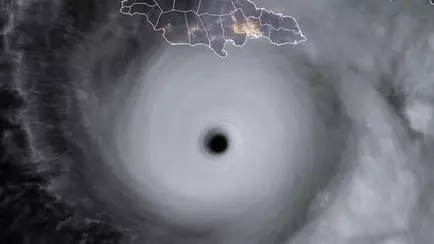 «Мелисса», один из самых мощных ураганов за всю историю наблюдения, приблизился к Ямайке