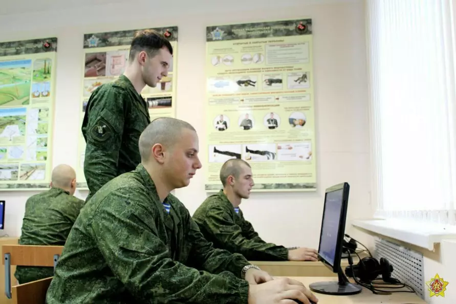 Минобороны показало, чем занимаются белорусские срочники-новобранцы
