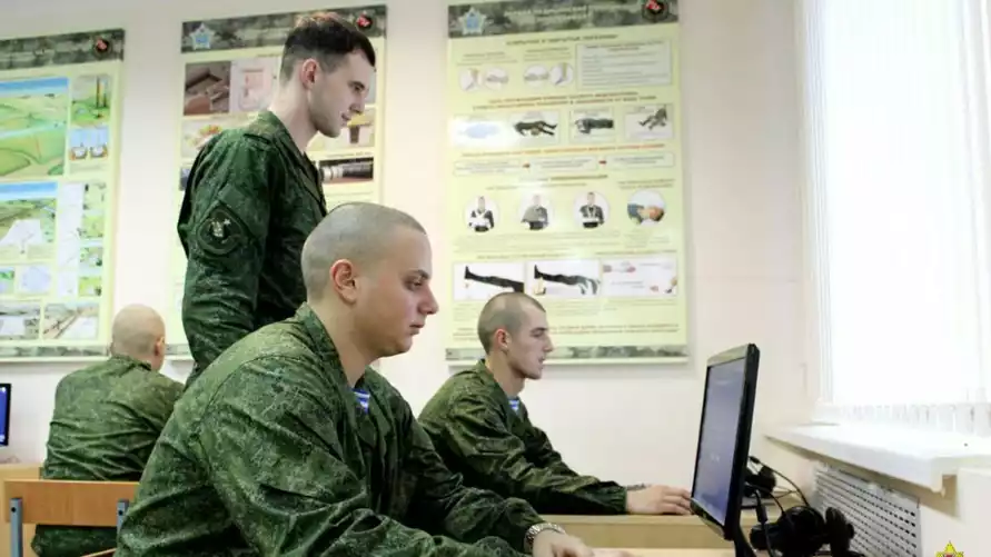 Минобороны показало, чем занимаются белорусские срочники-новобранцы