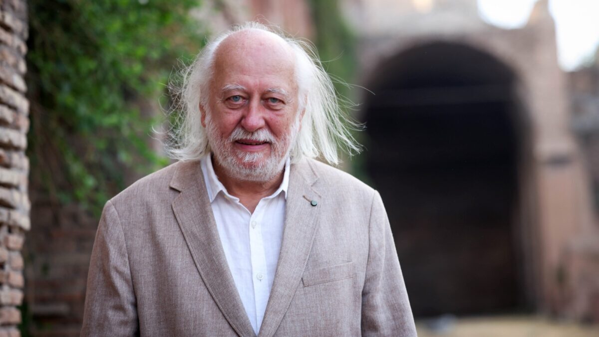 Нобелевскую премию по литературе получил венгерский писатель за романы о Китае и Японии. Ну почти