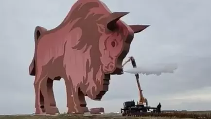 Знаменитого зубра на въезде в Брестскую область научили выпускать пар