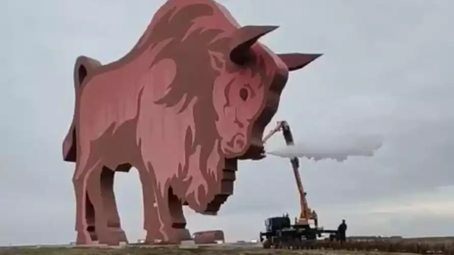 Знаменитого зубра на въезде в Брестскую область научили выпускать пар