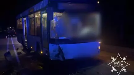 Под Минском столкнулись автобус и легковушка