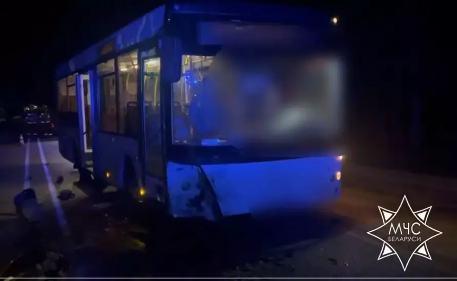 Под Минском столкнулись автобус и легковушка