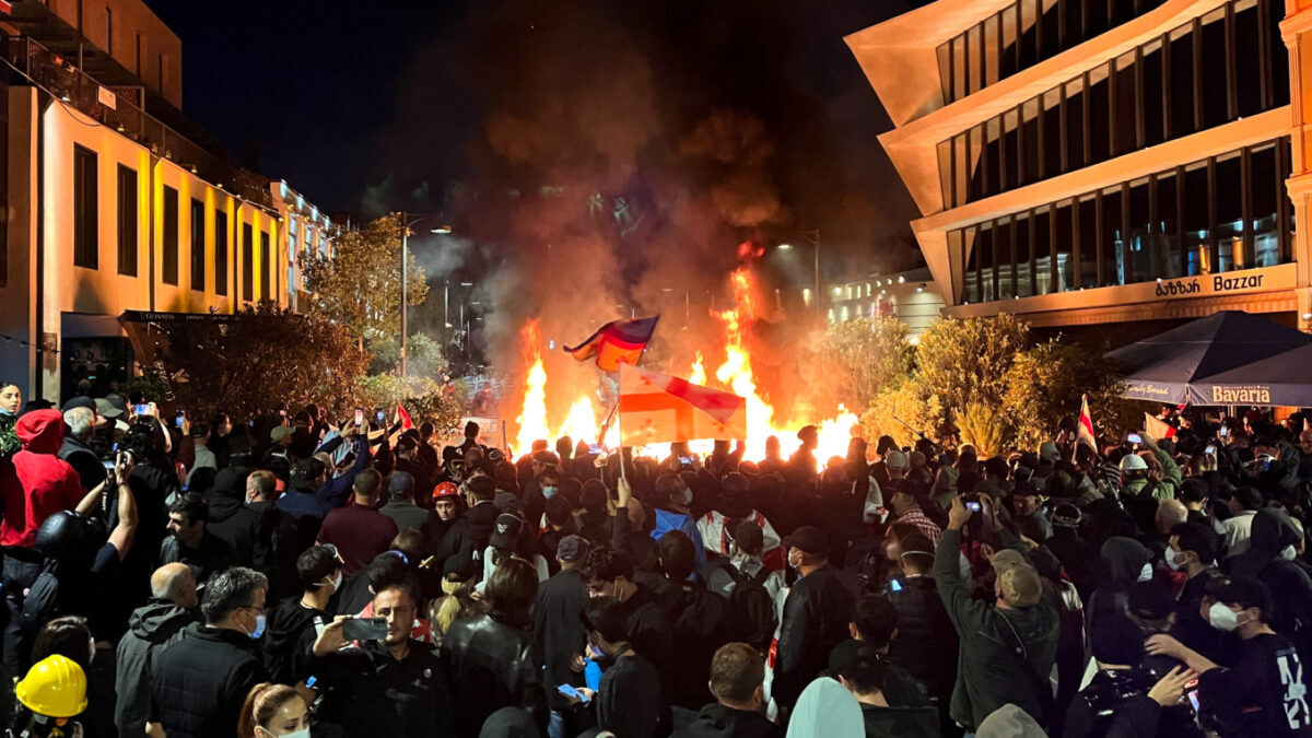 В Грузии протестующие штурмовали президентский дворец