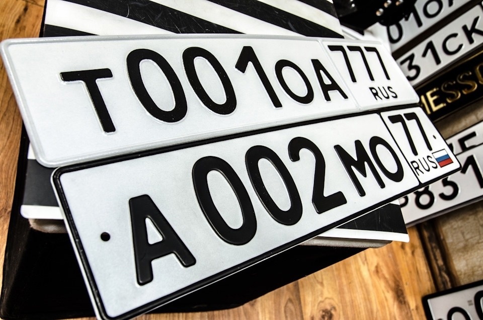 В России ввели штрафы за номера автомобилей без триколора. Все из-за скрытого протеста?