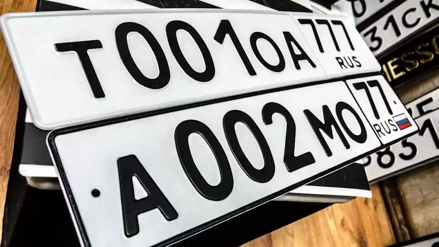 В России ввели штрафы за номера автомобилей без триколора. Все из-за скрытого протеста?