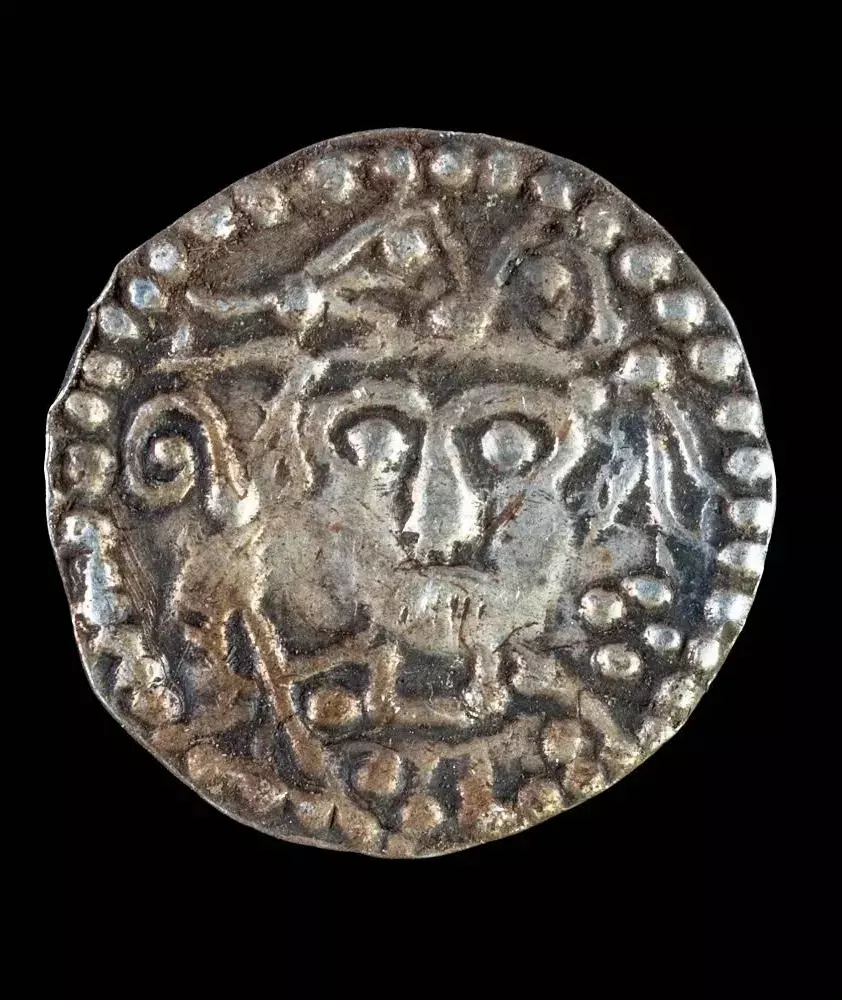 Рыбак случайно нашел у озера древний клад из 20 000 серебряных монет