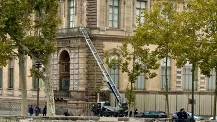 Во Франции задержали еще пятерых подозреваемых в ограблении Лувра. Где драгоценности?