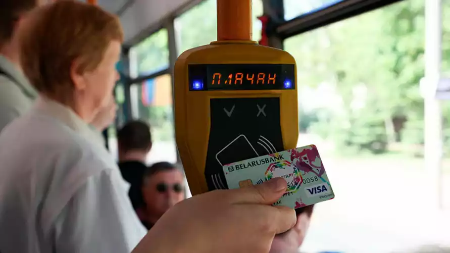 Беларусбанк предупредил о важном ограничении при оплате проезда в общественном транспорте картой