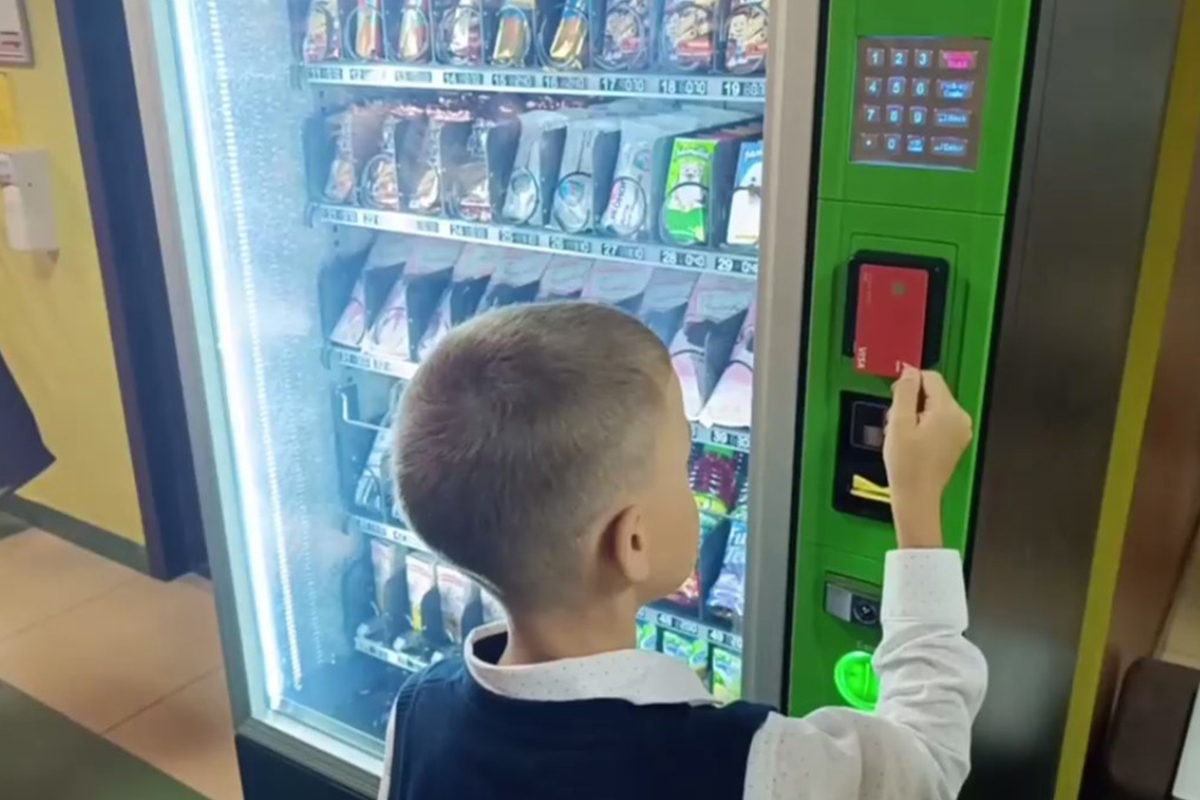 В минской школе рассказали об эксперименте с вендинговым автоматом с закусками. Поставят ли во всех?