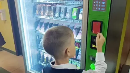 В минской школе рассказали об эксперименте с вендинговым автоматом с закусками. Поставят ли во всех?