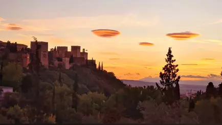 Испанцы наводнили соцсети фотографиями с «доказательствами вторжения НЛО». Что это было?