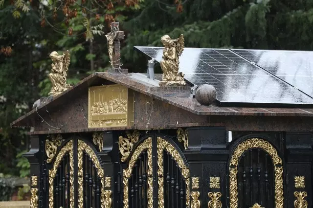 В Польше на кладбище установили телевизор. Для кого?