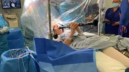 Хирурги попросили пациентку играть на кларнете во время операции на мозге