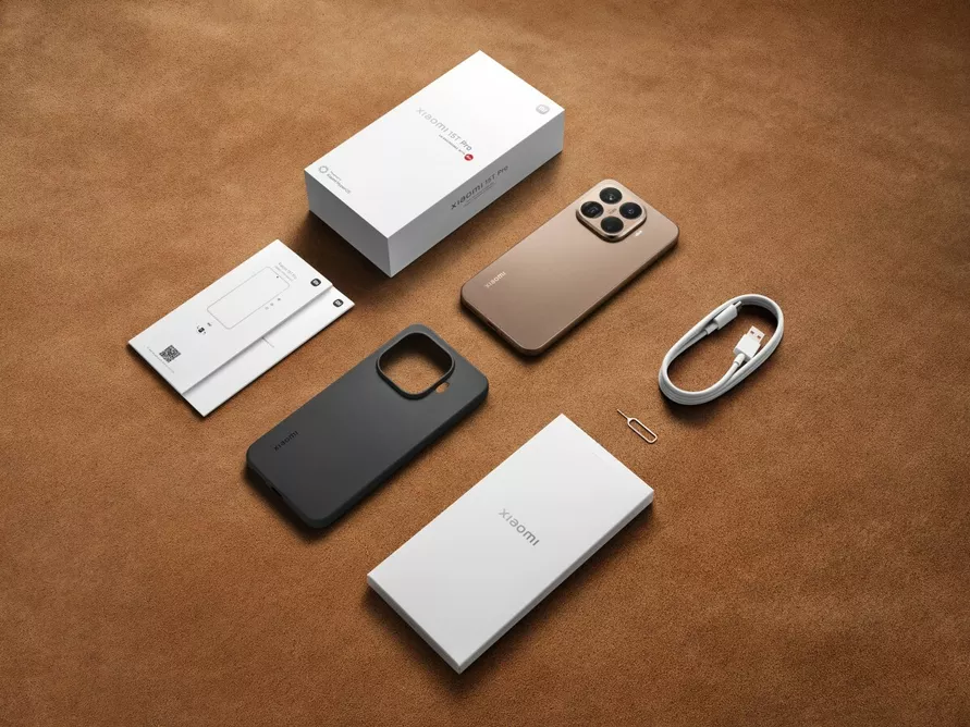 Комплект в лучших традициях Xiaomi: плотный чехол, защитная пленка, которая сразу живёт на экране, блок питания на 90 Вт, кабель USB-C, иголка для лотка SIM и документация.