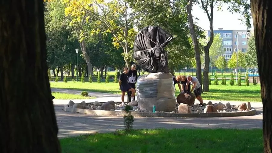 В Белоозерске установили памятник белорусской креветке