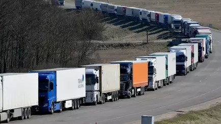 Шаг вперёд, два на месте. Что происходит с очередями на границе Беларуси с Польшей, Латвией и Литвой?