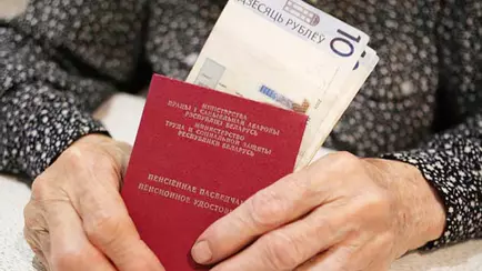 Лукашенко отменил для работающих в госорганизациях пенсионеров ограничения на выплату пенсий
